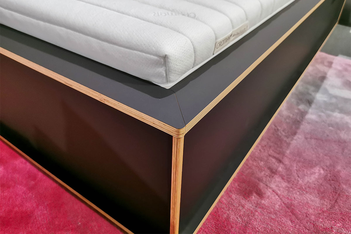 Bett Spaze inkl. Nachttischablage Spaze Add-On Table von Mller Mbelwerksttten